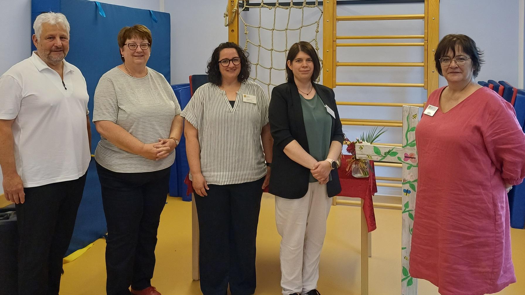 Lothar Schneider und Bettina Salzmann gratulieren Manuela Schenk, Nadja Ketter und Silke Scheuer-Greis (v.l.n.r) zum 40-jährigen Kita-Jubiläum.