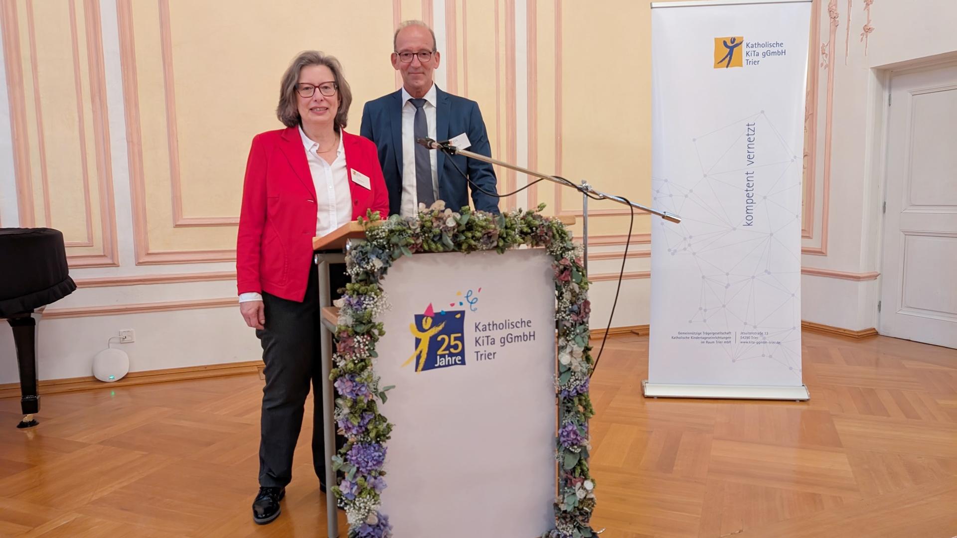 Cordula Scheich und Konrad Berg, Geschäftsführer*in der katholischen KiTa gGmbH Trier, in der Promotionsaula des Priesterseminars.