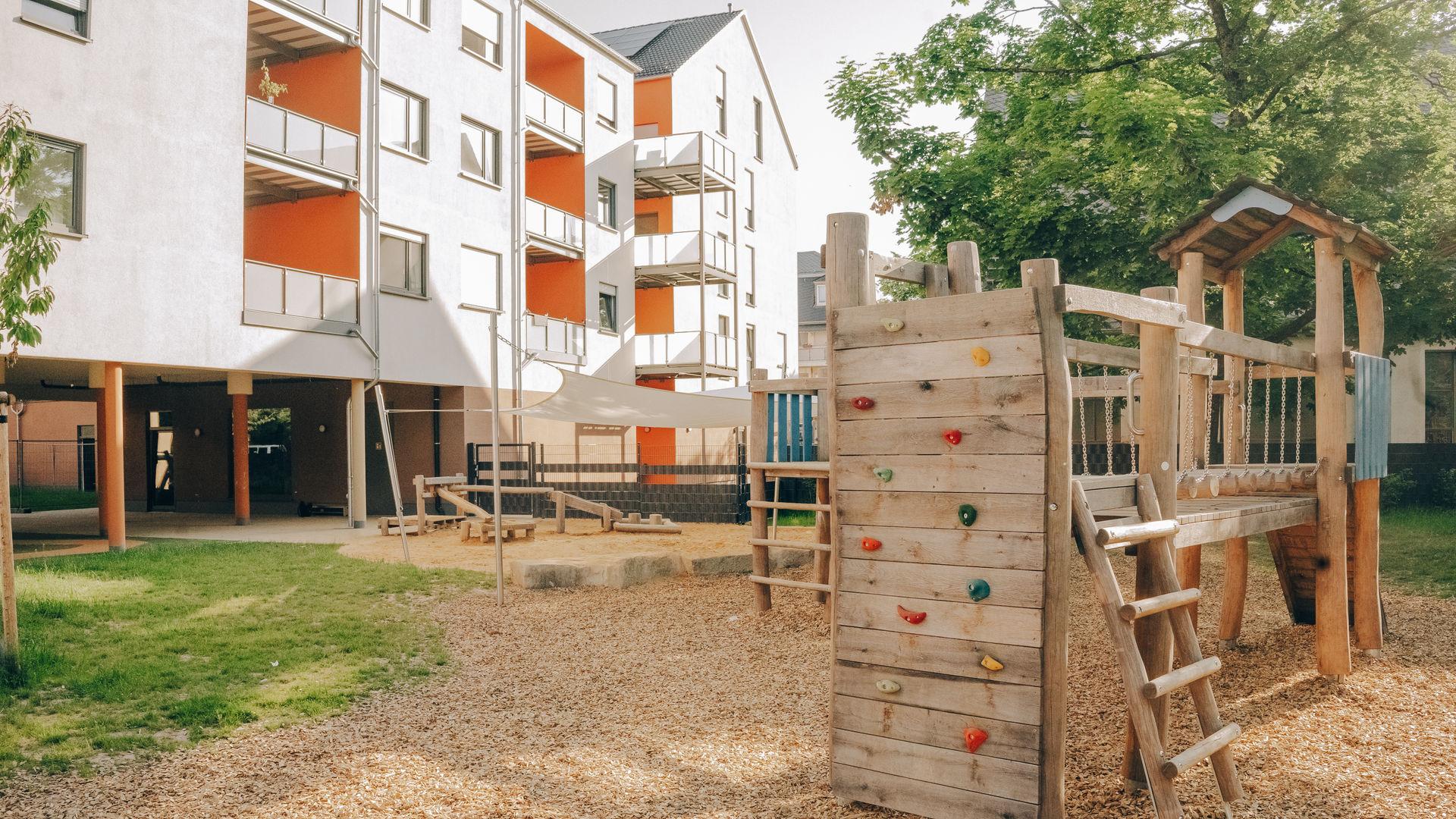 Der Neubau der KiTa St. Ambrosius verbindet moderne frühkindliche Bildung mit gefördertem Wohnraum und setzt neue Maßstäbe für die Zusammenarbeit von Stadt, KiTa-Träger und privatem Investor.