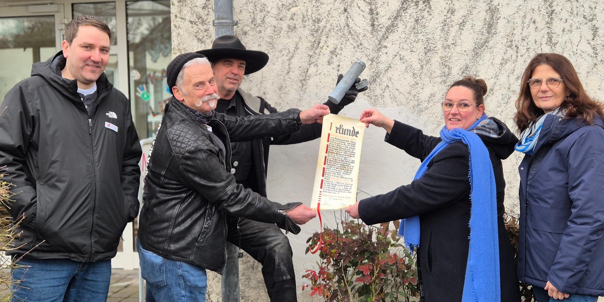 v.l.n.r.: Georg von Schichau, Albert Weber und Thomas Farrenkopf präsentieren mit Nina Sprünker und Elke Weber von der KiTa Liebfrauen ihren Fund. Foto: Nina Sprünker (c) Katholische KiTa gGmbH Trier v.l.n.r.: Georg von Schichau, Albert Weber und Thomas Farrenkopf präsentieren mit Nina Sprünker und Elke Weber von der KiTa Liebfrauen ihren Fund. Foto: Nina Sprünker