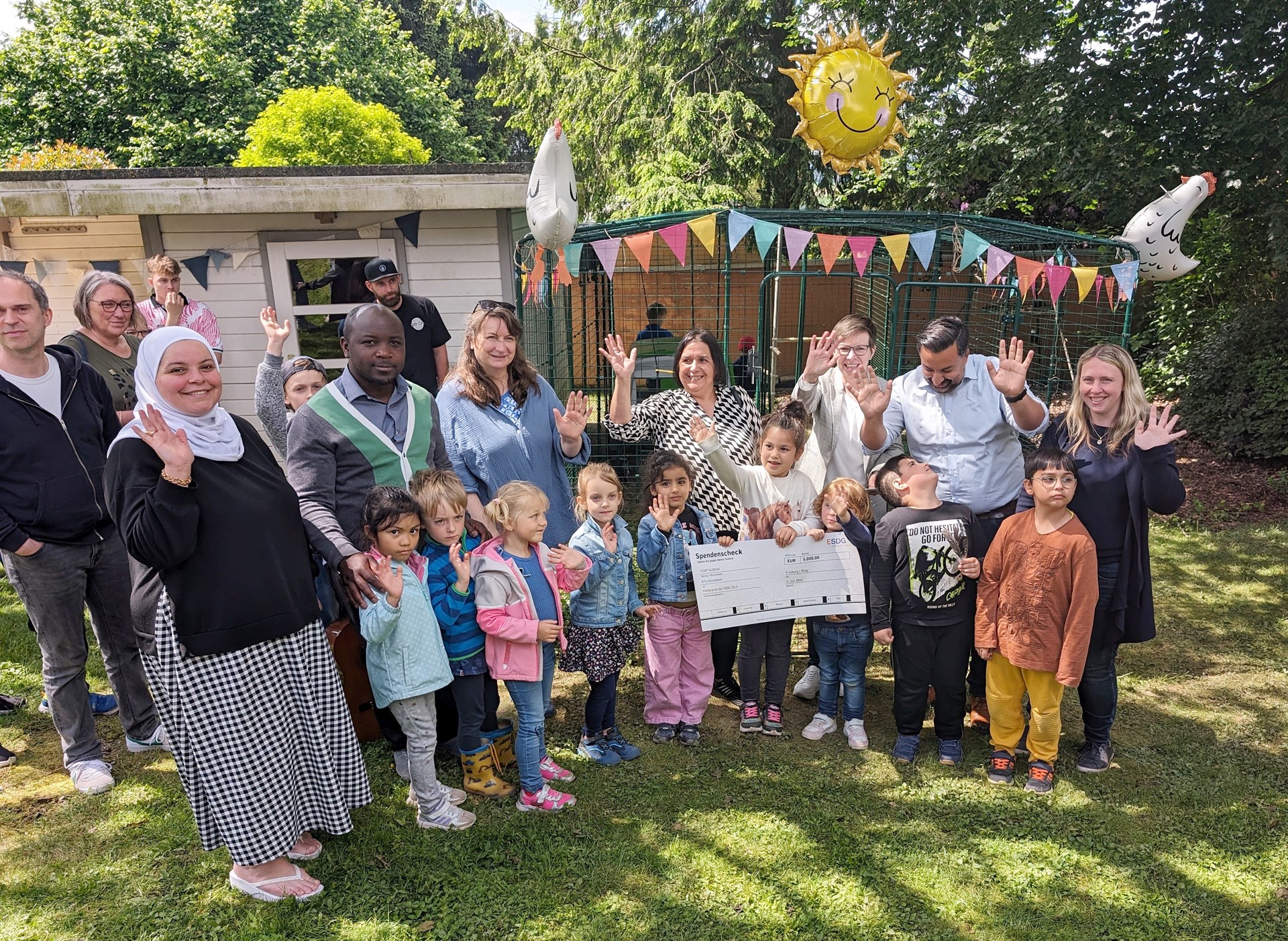 Kinder am Hühnergehege Adolph Kolping Hermeskeil