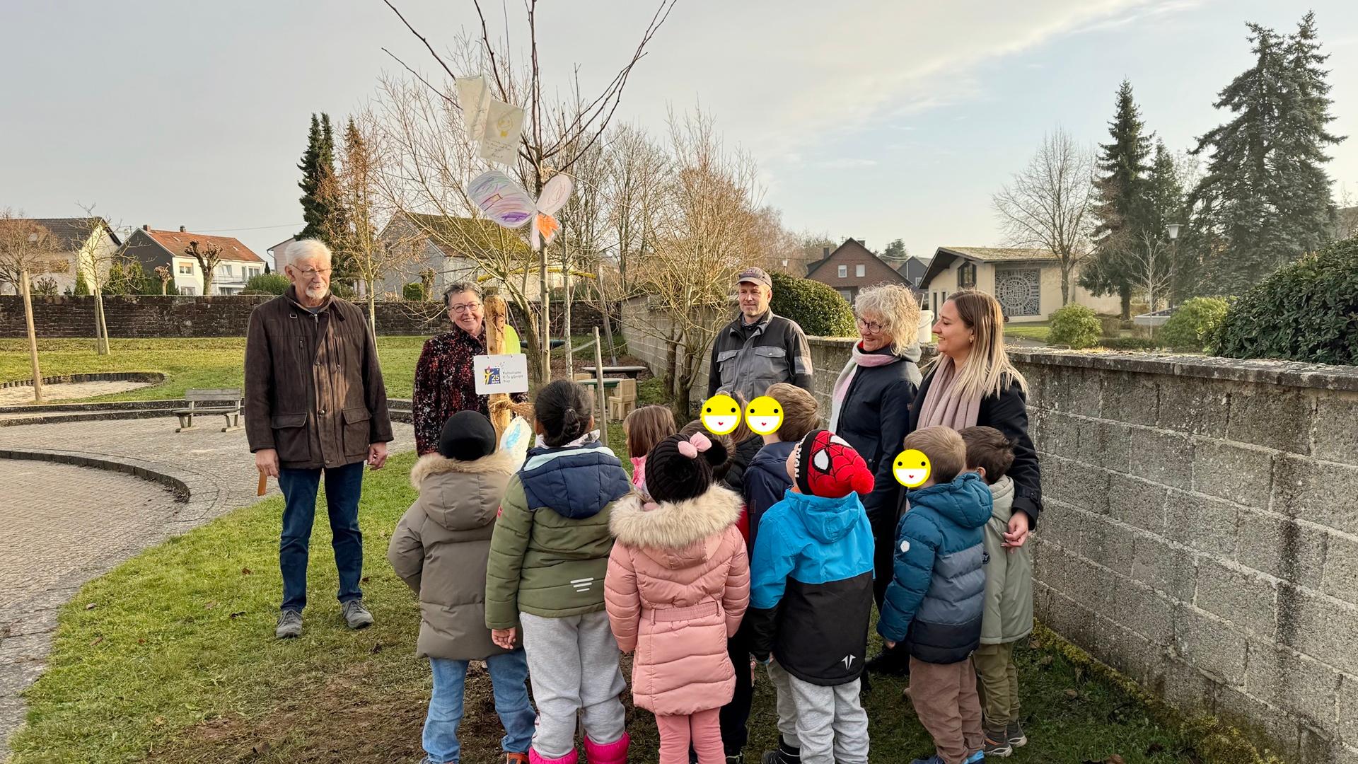 Baumpflanzaktion in unserer KiTa St. Raphael Landscheid mit Bürgermeisterin Frau Illingen, Vertreter des Verwaltungsrats, Herr Schneider, sowie den Gesamt- und Standortleitungen Frau Gorges und Frau Lautwein und Gemeindearbeiter Herr Schönhofen.