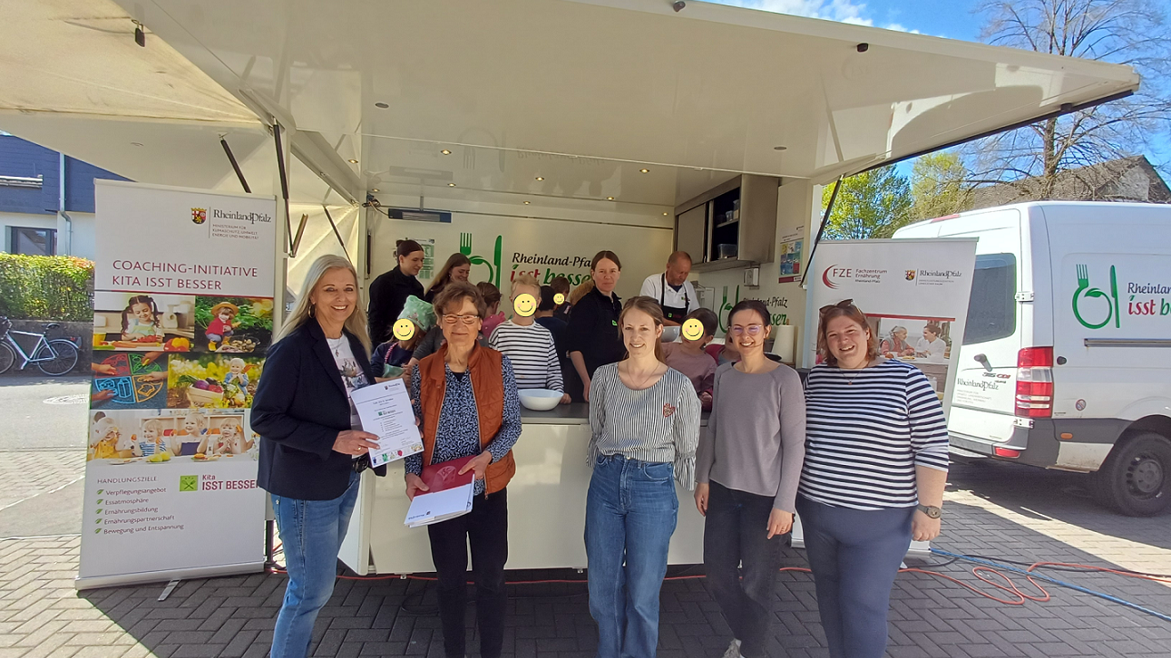 Urkundenübergabe durch Irmgard Lütticken an Elisabeth Schuster und Elternvertreterinnen