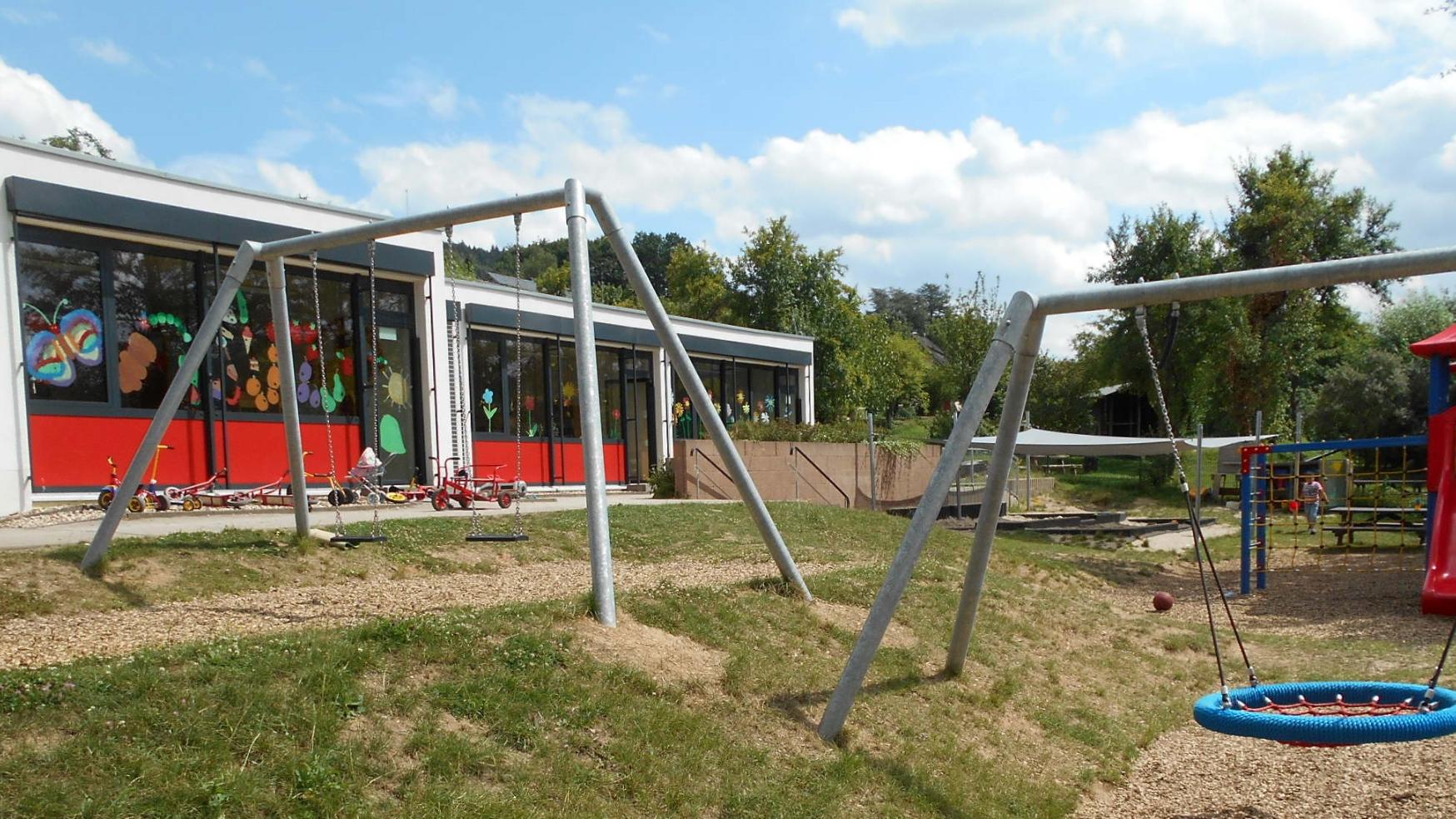 Spielplatz KiTa Bullay Schaukeln im Vordergrund